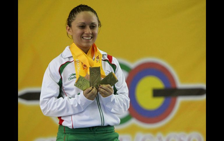 Carolina Valencia muestra sus tres medallas. EFE  /