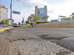 En calles de todas las colonias y en avenidas principales como la López Mateos (foto), los baches ganan terreno. S. NÚÑEZ  /