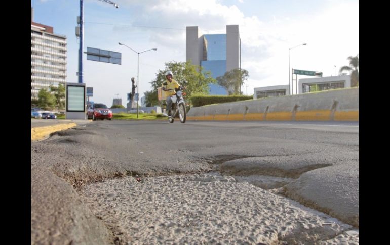 En calles de todas las colonias y en avenidas principales como la López Mateos (foto), los baches ganan terreno. S. NÚÑEZ  /