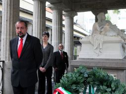 José Manuel Villalpando realiza una guardia de honor al pie de la tumba del Benemérito de las Américas. EL UNIVERSAL  /