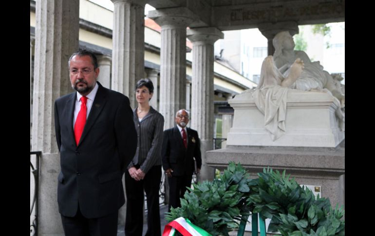 José Manuel Villalpando realiza una guardia de honor al pie de la tumba del Benemérito de las Américas. EL UNIVERSAL  /