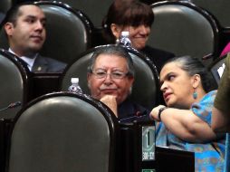 El coordinador del PRI en la Cámara de Diputados dialoga con la líder nacional del partido, Beatriz Paredes en San Lázaro. EL UNIVERSAL  /