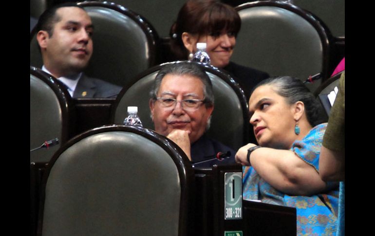 El coordinador del PRI en la Cámara de Diputados dialoga con la líder nacional del partido, Beatriz Paredes en San Lázaro. EL UNIVERSAL  /