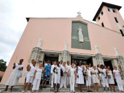 Las Damas de Blanco marcharon ayer de manera pacífica por la Quinta Avenida de La Habana. EFE  /