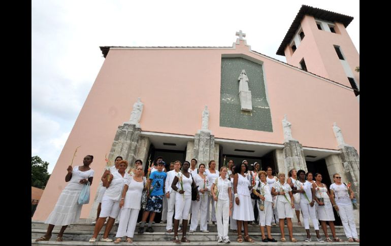 Las Damas de Blanco marcharon ayer de manera pacífica por la Quinta Avenida de La Habana. EFE  /