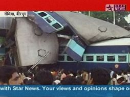 Imagen tomada de la televisión muestra los trenes impactados en la Estación Sainthia, a 200 kilómetros de Calcuta. AP  /