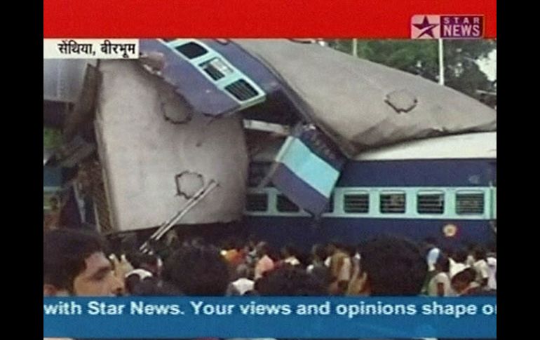 Imagen tomada de la televisión muestra los trenes impactados en la Estación Sainthia, a 200 kilómetros de Calcuta. AP  /