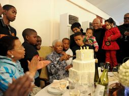 Con bombo y platillo el ex mandatario sudafricano y premio Nobel de la Paz festeja su cumpleaños número 92. EFE  /