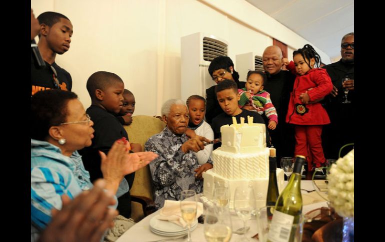 Con bombo y platillo el ex mandatario sudafricano y premio Nobel de la Paz festeja su cumpleaños número 92. EFE  /