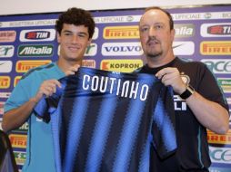 Rafael Benítez (der.) y Coutinho durante su presentación como nuevo jugador del Inter de Milán. AP  /