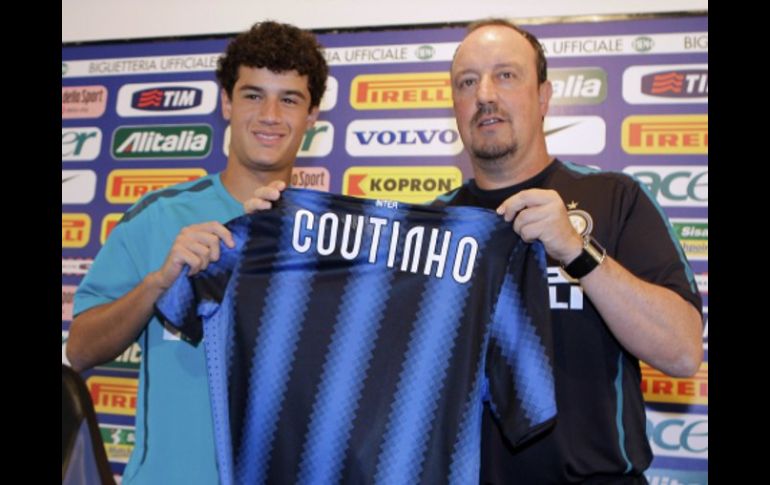 Rafael Benítez (der.) y Coutinho durante su presentación como nuevo jugador del Inter de Milán. AP  /