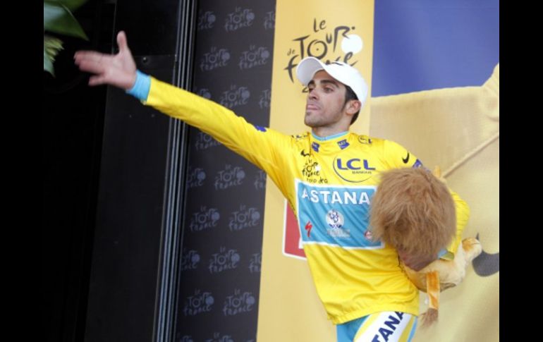 El campeón vigente Alberto Contador festejando su liderato. REUTERS  /