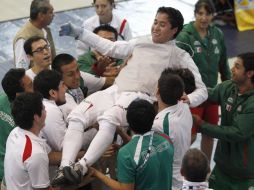 El equipo mexicano festejan con Daniel Gómez quien ganó la medalla de oro número mil en esgrima. REUTERS  /