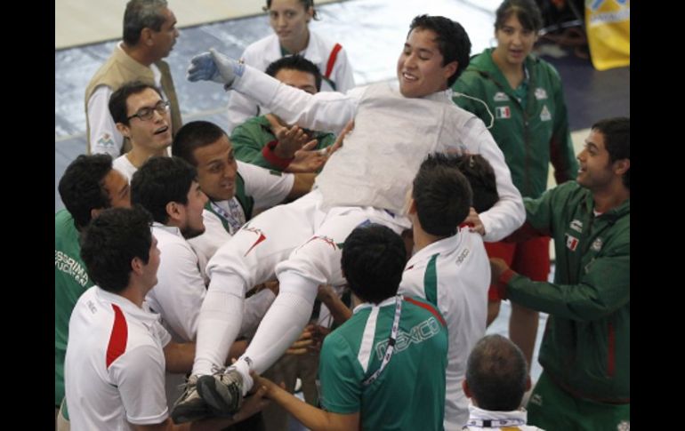 El equipo mexicano festejan con Daniel Gómez quien ganó la medalla de oro número mil en esgrima. REUTERS  /