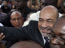 El presidente electo de Surinam, Desi Bouterse,  saluda  a sus simpatizantes tras enterarse de su victoria. REUTERS  /