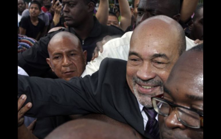 El presidente electo de Surinam, Desi Bouterse,  saluda  a sus simpatizantes tras enterarse de su victoria. REUTERS  /