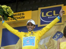 El español del equipo Astana Alberto Contador en el podio como líder del Tour de Francia. EFE  /