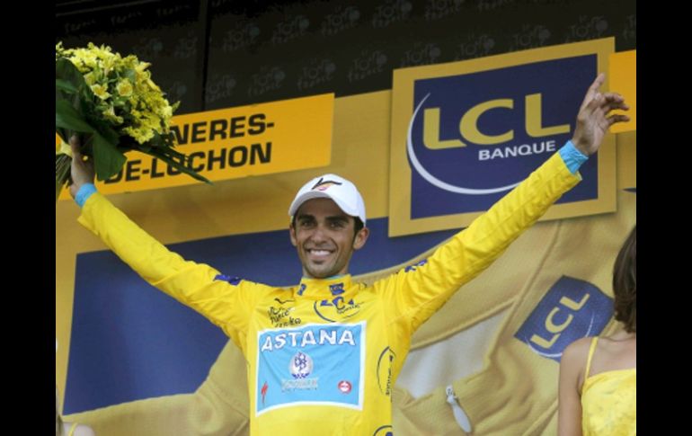 El español del equipo Astana Alberto Contador en el podio como líder del Tour de Francia. EFE  /