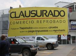 Imagen de la lona colocada en el inmueble que alberga el estacionamiento del aeropuerto. EL INFORMADOR  /