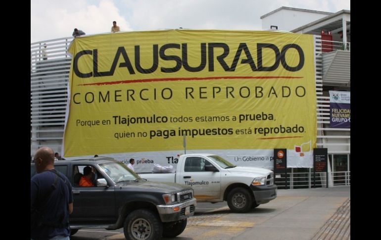 Imagen de la lona colocada en el inmueble que alberga el estacionamiento del aeropuerto. EL INFORMADOR  /