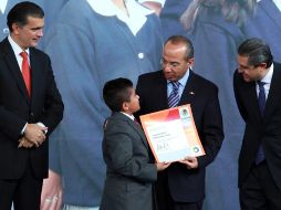 El Presidente Felipe Calderón encabezó los reconocimientos a los niños más aplicados del país. EL UNIVERSAL  /