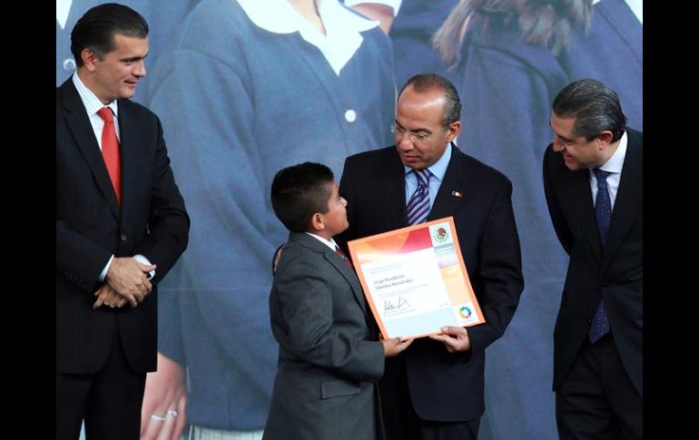 El Presidente Felipe Calderón encabezó los reconocimientos a los niños más aplicados del país. EL UNIVERSAL  /