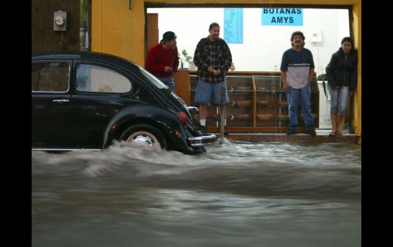 Las lluvias de esta madrugada dejaron inundaciones que van desde los 20 hasta los 50 centímetros de altura. ARCHIVO  /