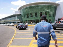 Autoridades de Tlajomulco señalan que el estacionamiento del aeropuerto tapatío no cuenta con una licencia legal para operar. S. NÚÑEZ  /