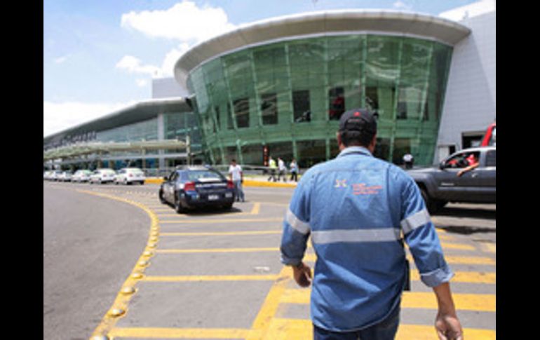 Autoridades de Tlajomulco señalan que el estacionamiento del aeropuerto tapatío no cuenta con una licencia legal para operar. S. NÚÑEZ  /