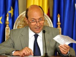 Traian Basescu compareció sobre la postura del gobierno en la alerta que la Comisión Europea (CE) lanzó. EFE  /