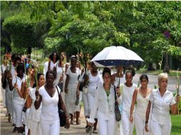 Las Damas de Blanco, marchan por la Quinta Avenida de La Habana (Cuba). EFE  /