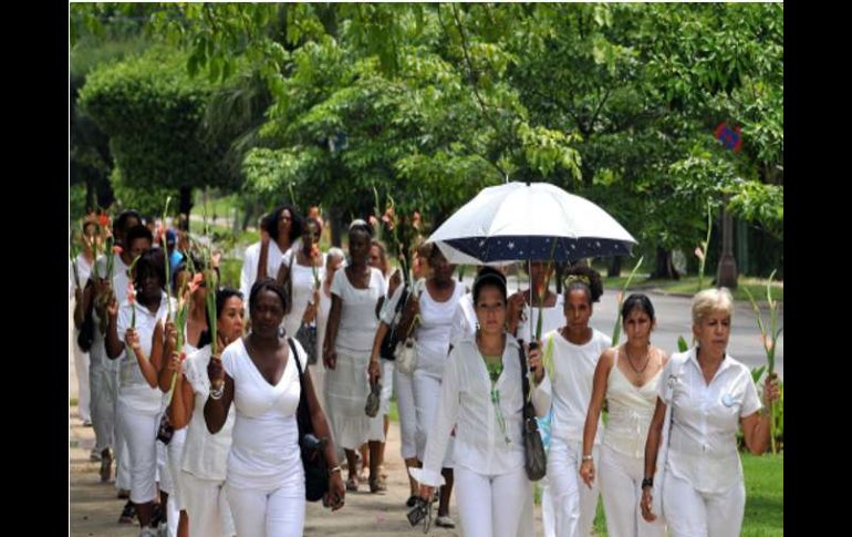 Las Damas de Blanco, marchan por la Quinta Avenida de La Habana (Cuba). EFE  /