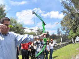 Héctor Vielma, puso a prueba su tino ayer en el arranque de las escuelas de campismo y tiro con arco. ESPECIAL  /