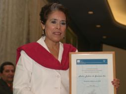 Helen Ladrón de Guevara recibió el homenaje al bibliotecario en la FIL. M. FREYRÍA  /