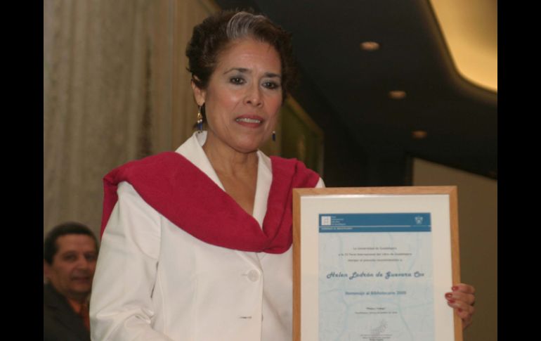 Helen Ladrón de Guevara recibió el homenaje al bibliotecario en la FIL. M. FREYRÍA  /