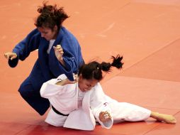 Edna Carrillo (azul) campeona de la categoría de 48 kilos en el judo femenil. REUTERS  /