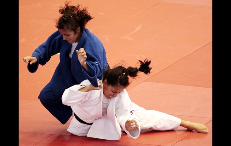 Edna Carrillo (azul) campeona de la categoría de 48 kilos en el judo femenil. REUTERS  /