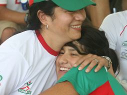 La canoista mexicana, Karina Alanís, abraza a su mamá, luego de obtener la medalla de oro. EFE  /