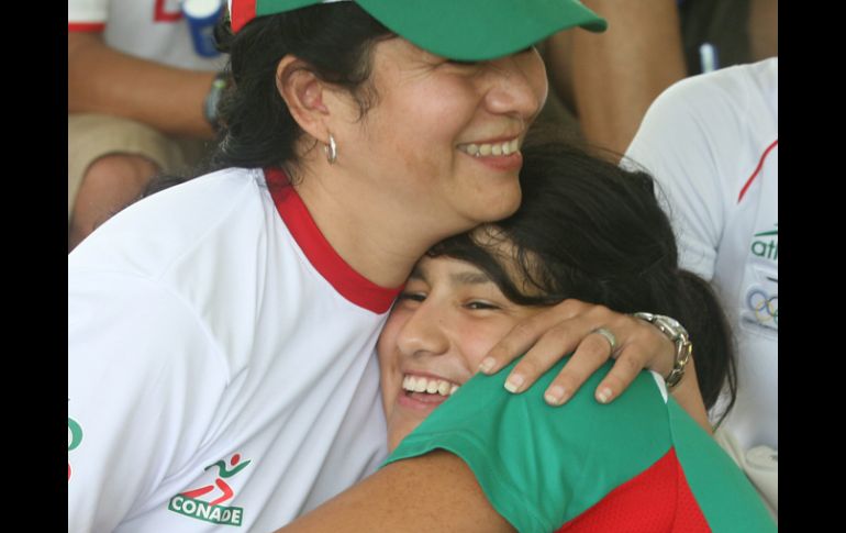 La canoista mexicana, Karina Alanís, abraza a su mamá, luego de obtener la medalla de oro. EFE  /