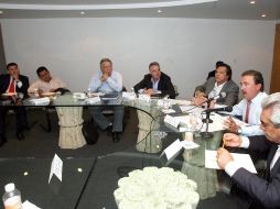 Emilio Gamboa (segundo a la derecha), en reunión con los titulares generales de comités estatales donde habrá elecciones en 2011. NTX  /