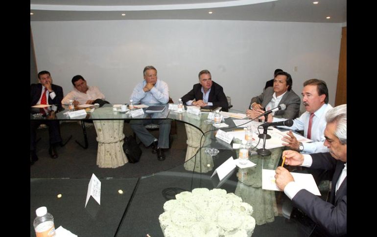 Emilio Gamboa (segundo a la derecha), en reunión con los titulares generales de comités estatales donde habrá elecciones en 2011. NTX  /