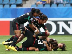 Las mexicanas festejan el gol de Alina Garcíaméndez, con el que se logró el histórico pase. MEXSPORT  /