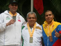 Giovanni González (izq), medalla de plata; el mexicano Hugo Hernández (c), de oro, y el venezolano Marco Núñez. EFE  /