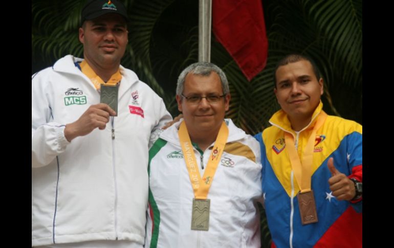 Giovanni González (izq), medalla de plata; el mexicano Hugo Hernández (c), de oro, y el venezolano Marco Núñez. EFE  /