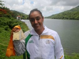 La mexicana Denisse Olivella posa con sus medallas en Mayagüez. EFE  /