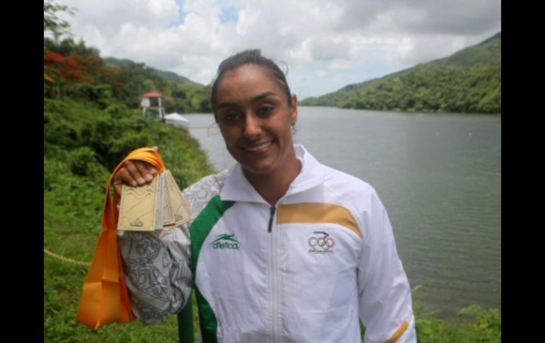 La mexicana Denisse Olivella posa con sus medallas en Mayagüez. EFE  /