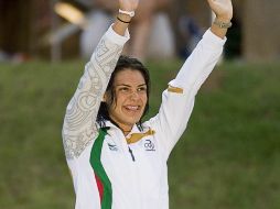 María González celebra la obtención del oro en los 100 metros espalda. AFP  /