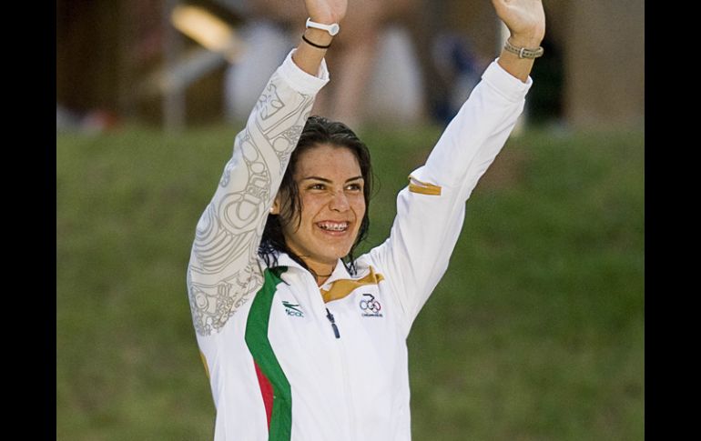 María González celebra la obtención del oro en los 100 metros espalda. AFP  /