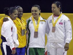 Damaris Aguirre (centro der) posa junto con las medallistas. AP  /