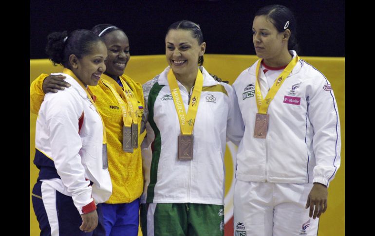 Damaris Aguirre (centro der) posa junto con las medallistas. AP  /